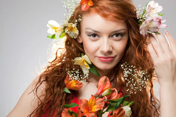 Portrét krásné ženy s jarní květy — Stock fotografie