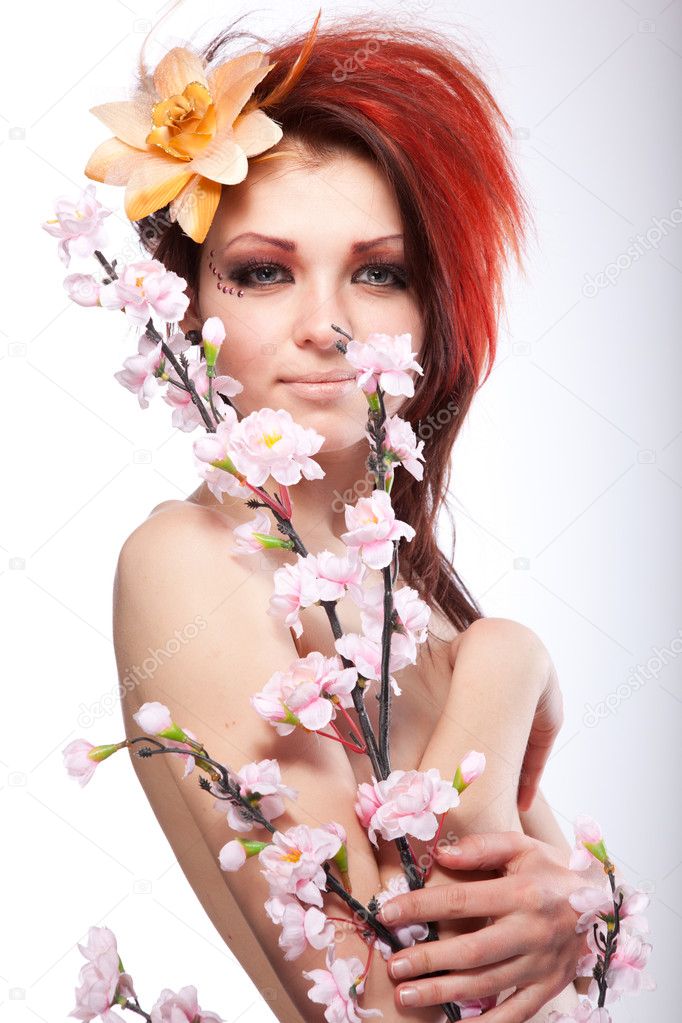 Portrait De Belle Femme Nue Avec Fleur De Printemps Dans Les Cheveux Sur Blanc Image Libre De