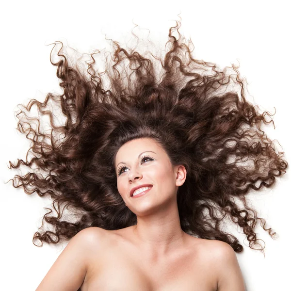 Портрет сексуальной улыбающейся женщины с идеальными волосами, изолированными на белом — стоковое фото