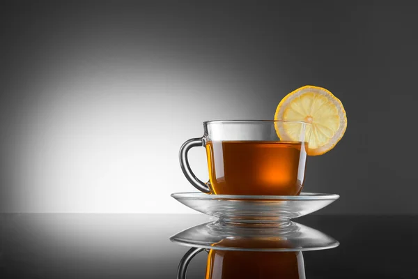 Šálek horkého čaje s citronem — Stock fotografie