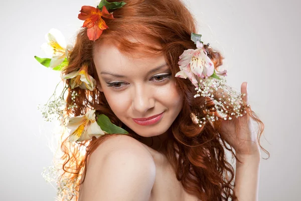 Πορτρέτο του όμορφη γυναίκα γυμνή με ανοιξιάτικα λουλούδια — Φωτογραφία Αρχείου
