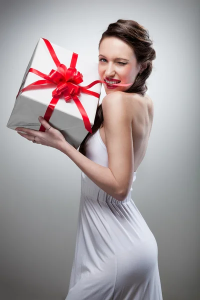 Genç gülümseyen kadın holding hediye — Stok fotoğraf