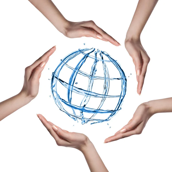 Globus aus Wasser spritzt mit menschlichen Händen isoliert auf weiß — Stockfoto