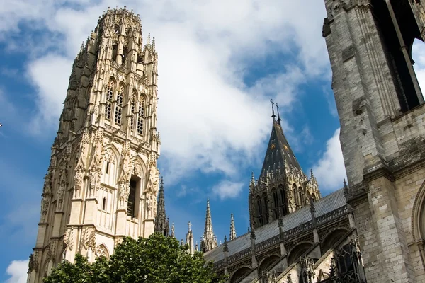 Toren en gevel van de notre dame kathedraal in rouen — Stockfoto