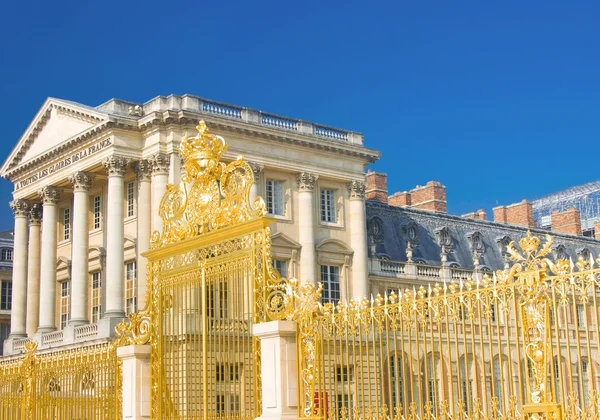 Fasada Pałacu Wersalskiego i złoty ogrodzenia — Zdjęcie stockowe