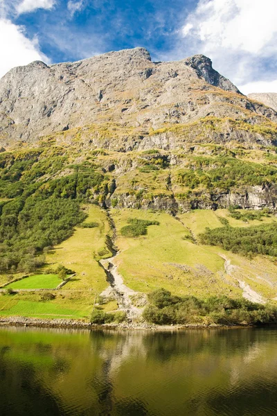 Montanha de fiorde norwegian na Noruega — Fotografia de Stock