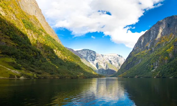 Dağlar ve Norveç Fiyordu — Stok fotoğraf