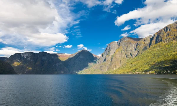 Natureza norueguesa. Fiordes e montanhas — Fotografia de Stock