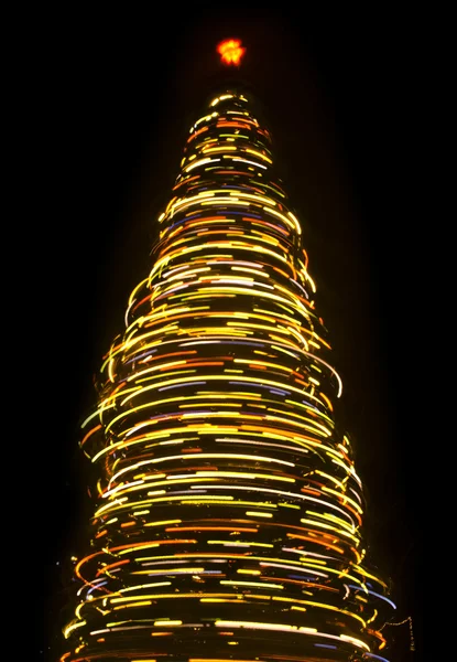 Wazig roterende kerstboom — Stockfoto
