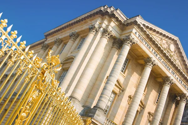 Palace facade and golden gate in Versailles — Stock Photo, Image