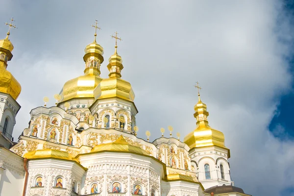 Cúpula de oro de la iglesia ortodoxa — Foto de Stock
