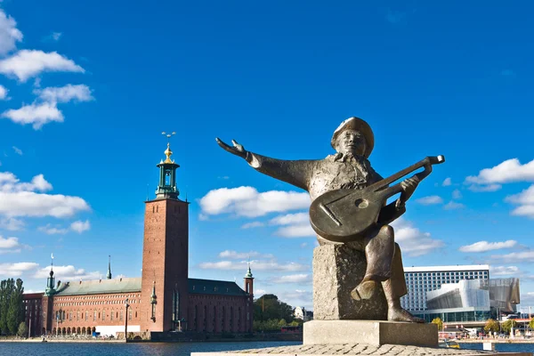 Evert Taubes monument and Stockholm city hall — Stock Photo, Image