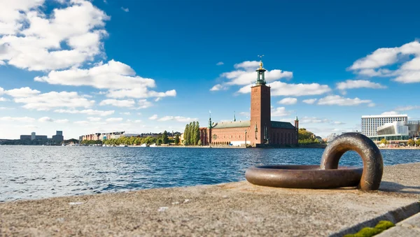 Stockholm kajen och stadshuset — Stockfoto