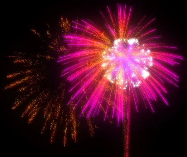 Fuegos artificiales festivos rojos y lila por la noche — Foto de Stock