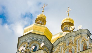 Ortodoks Kilisesi ve bulutlu gök kubbe. Kiev-pecherskaya laura.