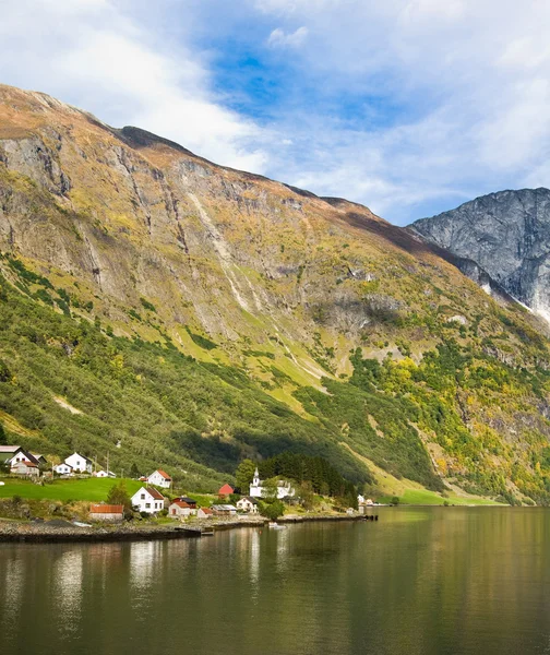 La vida en Noruega: fiordo, montañas y pueblo — Foto de Stock