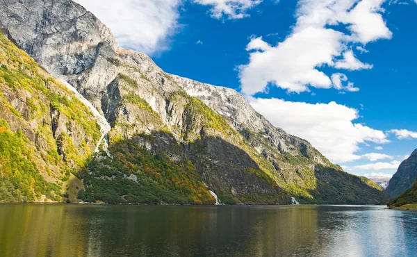 Norveç Fiyordu Dağlar Mavi Bulutlu Gökyüzü — Stok fotoğraf