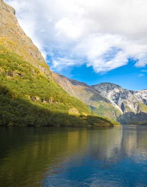 Fiordos noruegos en otoño: Montañas y cielo — Foto de Stock