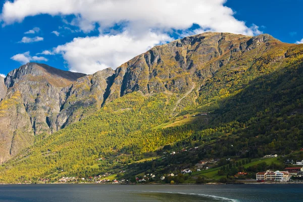 ノルウェーのフィヨルド： 山、青い空 — ストック写真