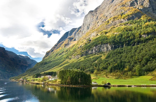 Fiordes noruegueses: Montanhas, aldeia — Fotografia de Stock