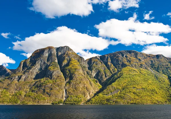 Норвежский фьорд: горы и небо — стоковое фото