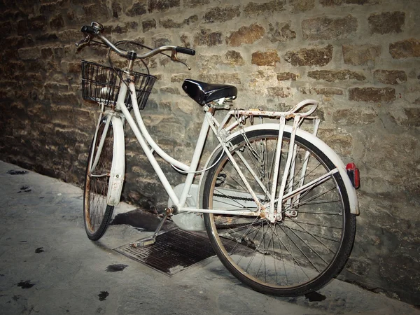 Vieja bicicleta blanca — Foto de Stock