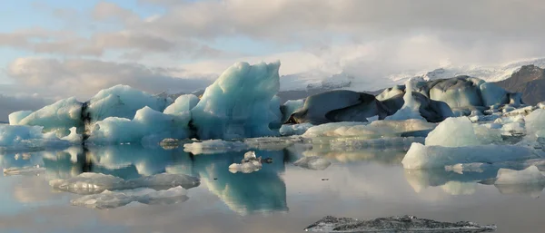 Reflexão Icebergs Flutuantes Lago Geleira Jokulsarlon Islândia — Fotografia de Stock