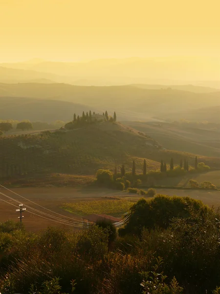 Toscana nascer do sol sobre colinas e villa — Fotografia de Stock