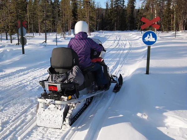 Kişinin üzerinde bir kar scooter — Stok fotoğraf