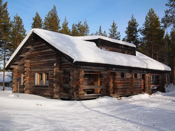 Sněhem pokrytou chatu — Stock fotografie