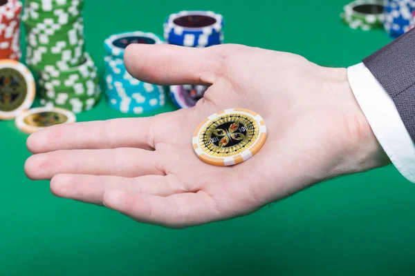 Poker chips i en mands håndflade - Stock-foto