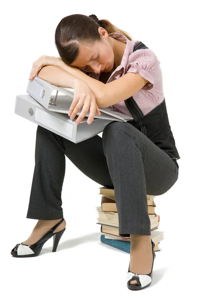 Молода дівчина спить сидячи на книгах — стокове фото