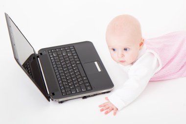 dizüstü bilgisayarlı bebek