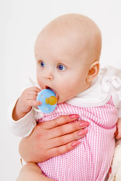 Spädbarn med en napp — Stockfoto