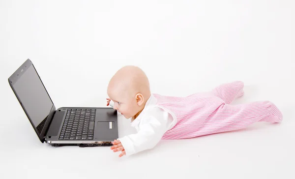 Baby met laptop — Stockfoto