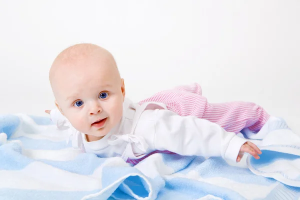 Ребенок на полотенце — стоковое фото