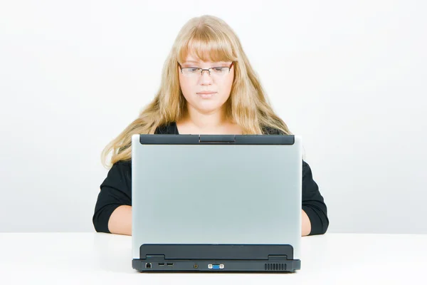 金发美女用一台笔记本电脑 — 图库照片