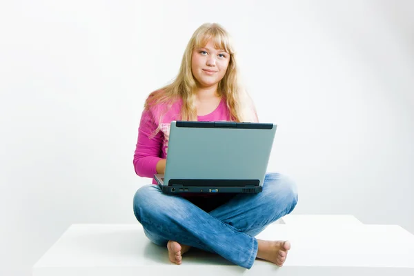 Bir dizüstü bilgisayar ile sarışın — Stok fotoğraf