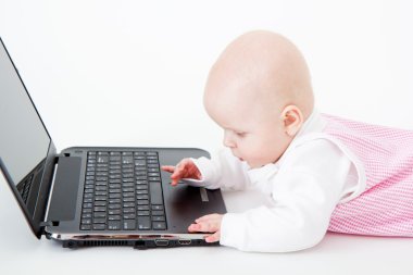 küçük bir çocuk ile bir laptop