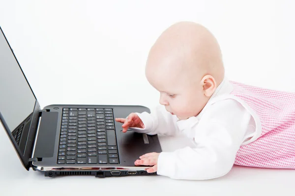 Petit enfant avec un ordinateur portable — Photo