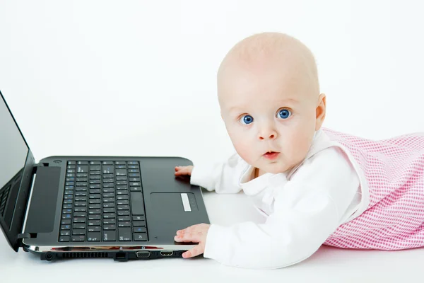 Bébé avec ordinateur portable en studio — Photo