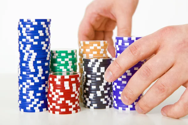 Покер фишки и руки — стоковое фото