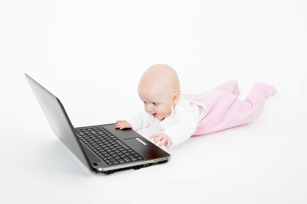 Bilgisayarda oynayan bebek — Stok fotoğraf