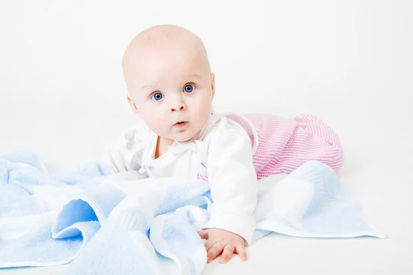 Barnet med en handduk — Stockfoto