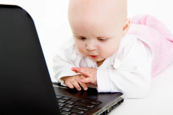 Laptop ile oynayan bebek — Stok fotoğraf