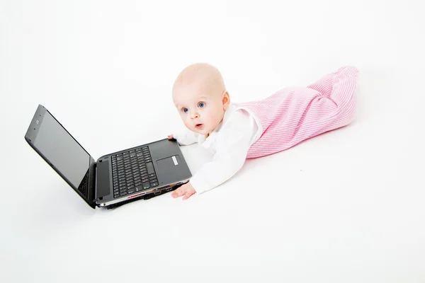 Bébé avec ordinateur portable — Photo