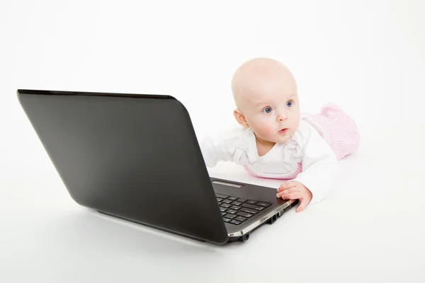 Spädbarn med en dator — Stockfoto