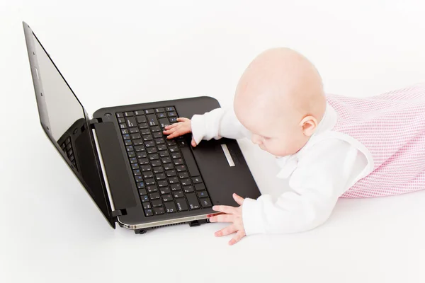 Baby mit Laptop — Stockfoto
