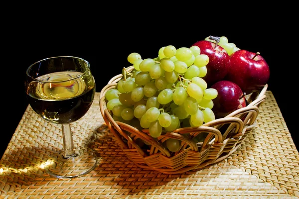 Натюрморт с виноградом — стоковое фото