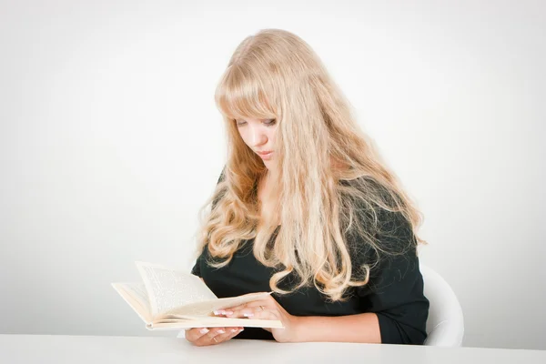 Blondýnka s knihou — Stock fotografie